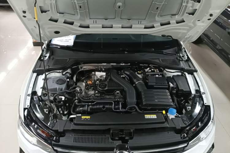 Used Volkswagen Golf 2025 300TSI R-Line Engine Bay