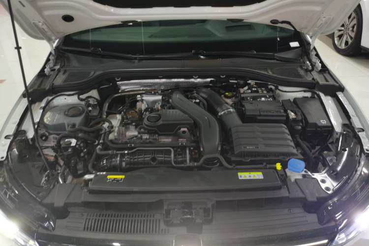 Used Volkswagen Golf 2025 300TSI R-Line Engine Bay