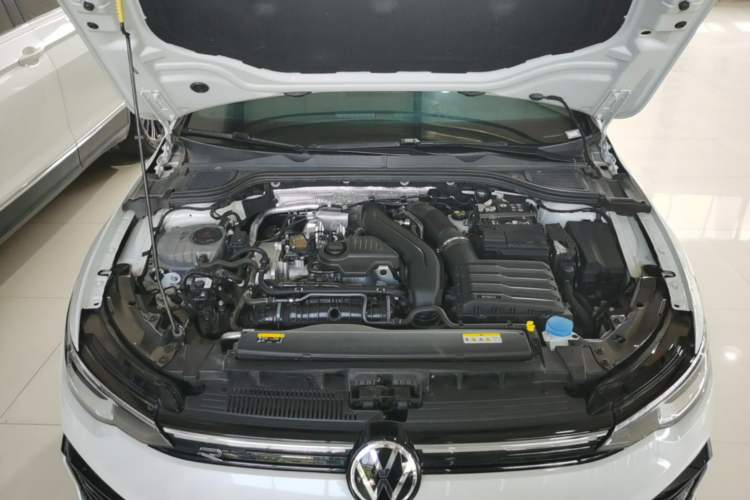 Used Volkswagen Golf 2025 300TSI R-Line Engine Bay