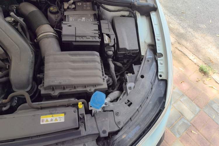 Used Volkswagen Golf 2025 300TSI R-Line Engine Bay Left