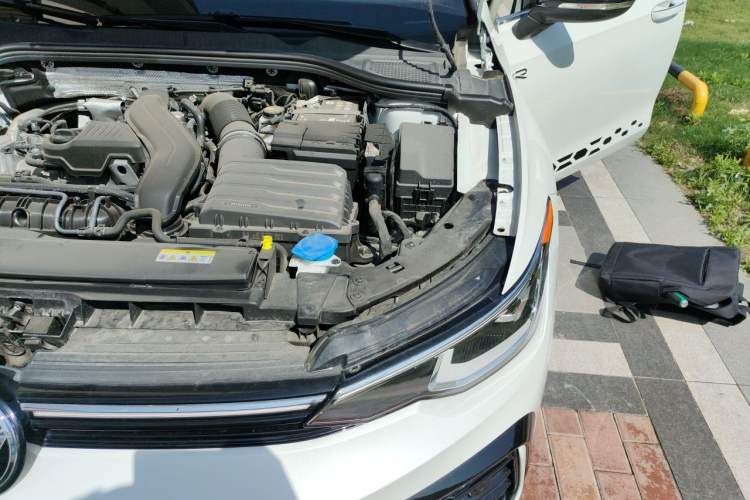 Used Volkswagen Golf 2025 300TSI R-Line Engine Bay Left