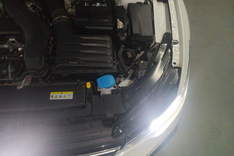 Used Volkswagen Golf 2025 300TSI R-Line Engine Bay Left