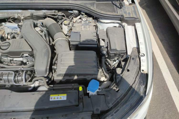 Used Volkswagen Golf 2025 300TSI R-Line Engine Bay Left