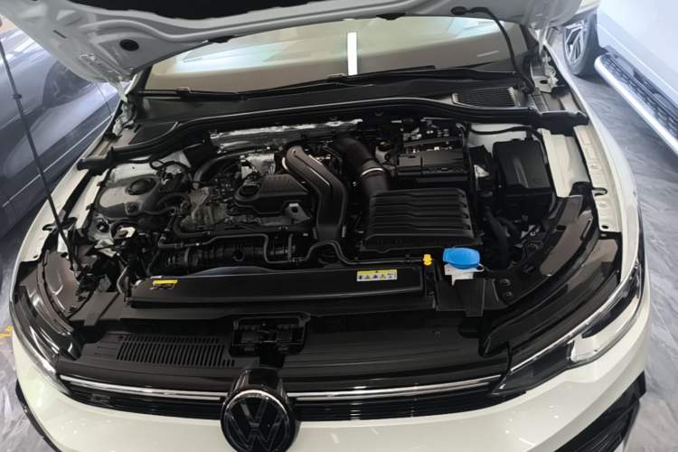 Used Volkswagen Golf 2025 300TSI R-Line Engine Bay