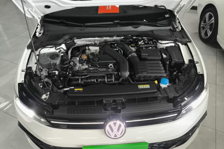 Used Volkswagen Golf 2025 300TSI R-Line Engine Bay