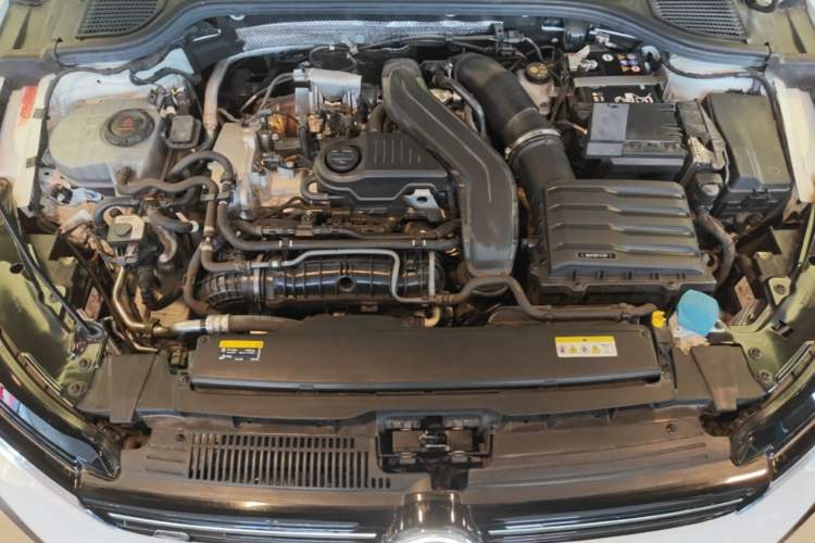 Used Volkswagen Golf 2025 300TSI R-Line Engine Bay