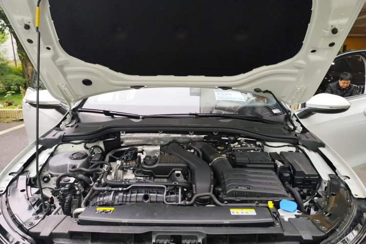 Used Volkswagen Golf 2025 300TSI R-Line Engine Bay