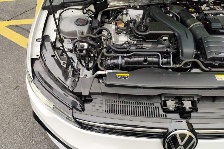 Used Volkswagen Golf 2025 300TSI R-Line Engine Bay Right