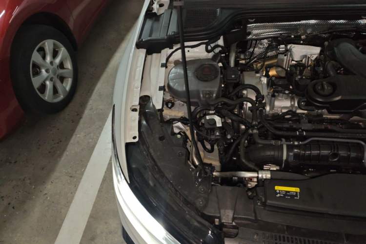 Used Volkswagen Golf 2025 Facelift 300TSI R-Line Engine Bay Right