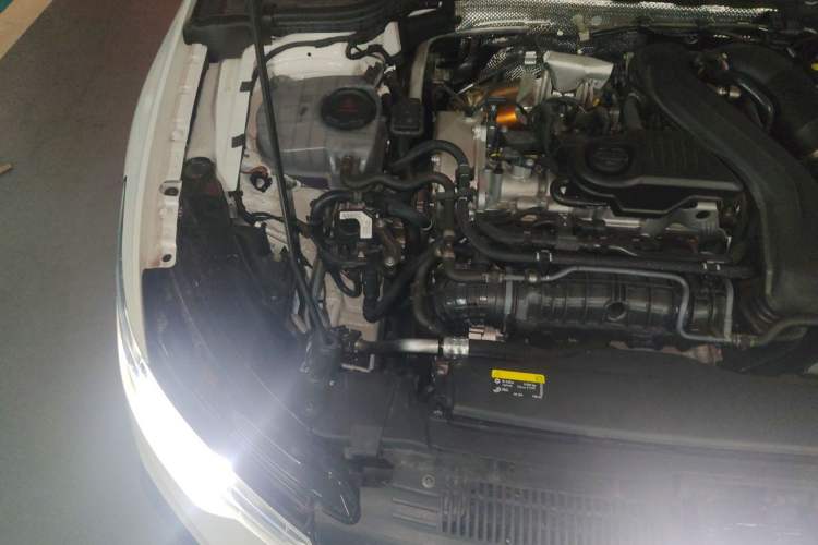 Used Volkswagen Golf 2025 300TSI R-Line Engine Bay Right