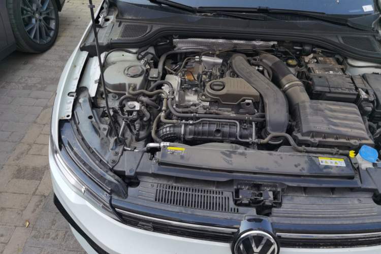 Used Volkswagen Golf 2025 300TSI R-Line Engine Bay Right