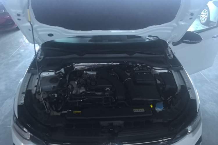 Used Volkswagen Golf 2025 300TSI R-Line Engine Bay