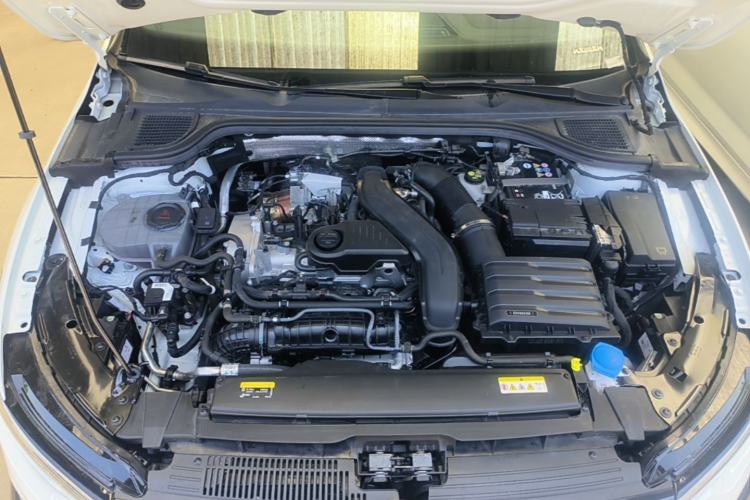 Used Volkswagen Golf 2025 300TSI R-Line Engine Bay