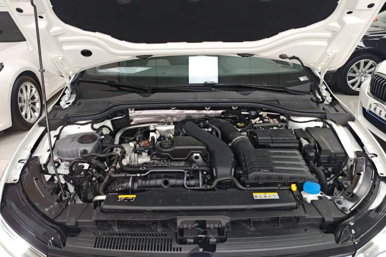 Used Volkswagen Golf 2025 300TSI R-Line Engine Bay