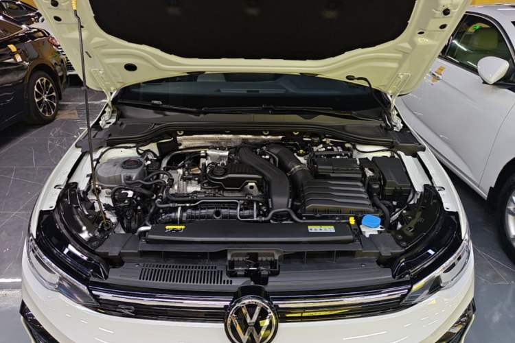 Used Volkswagen Golf 2025 300TSI R-Line Engine Bay