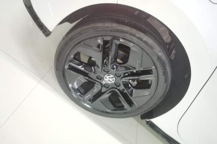 Used Volkswagen Golf 2025 300TSI R-Line Exterior 1