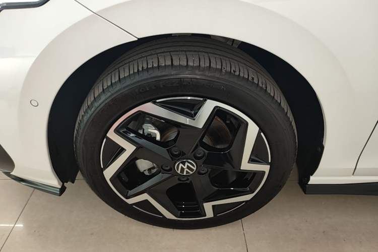 Used Volkswagen Golf 2025 300TSI R-Line Exterior 2