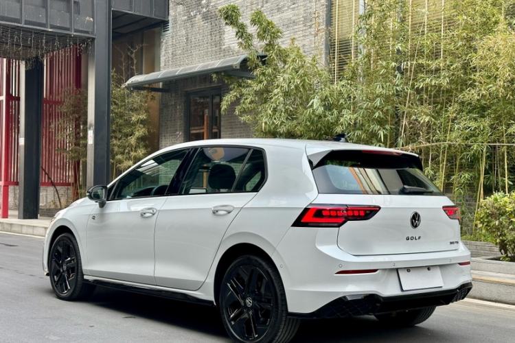 Used Volkswagen Golf 2025 300TSI R-Line Exterior 2