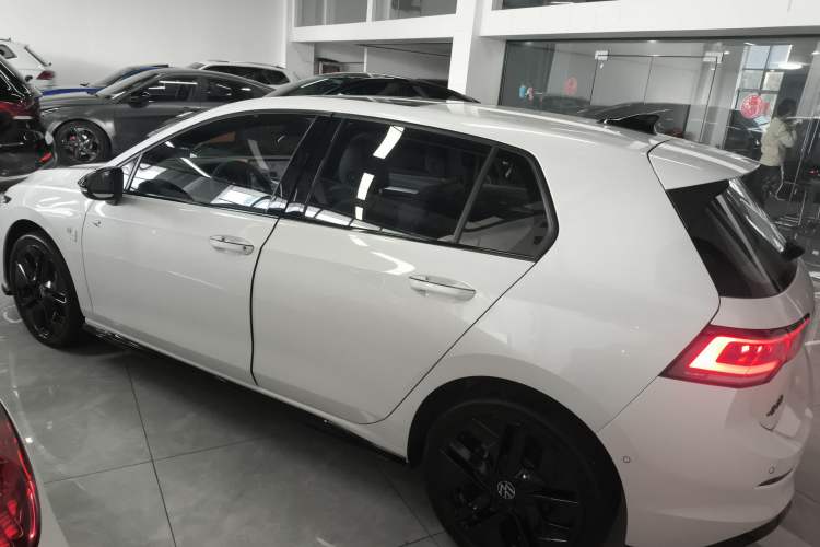 Used Volkswagen Golf 2025 300TSI R-Line Exterior 2