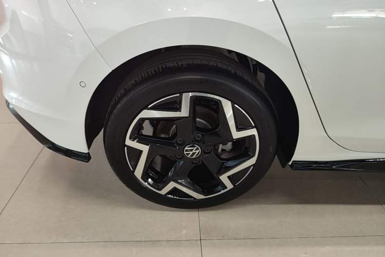 Used Volkswagen Golf 2025 300TSI R-Line Exterior 3