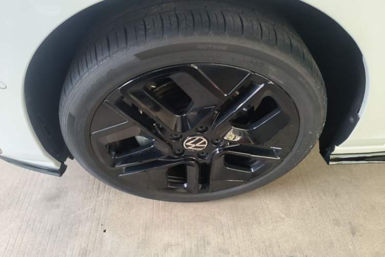 Used Volkswagen Golf 2025 300TSI R-Line Exterior 4