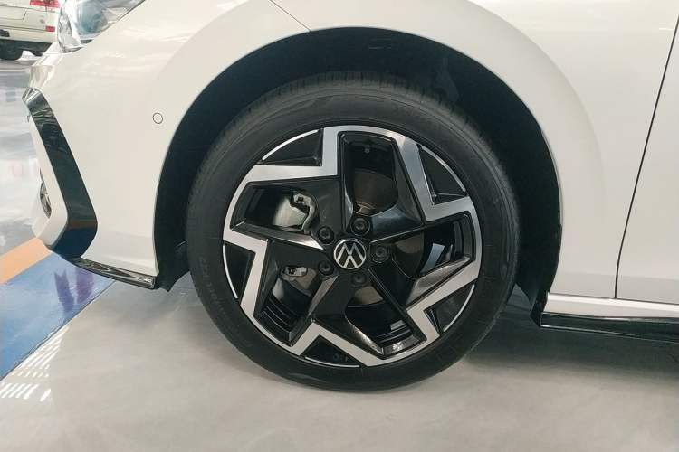 Used Volkswagen Golf 2025 300TSI R-Line Exterior 4