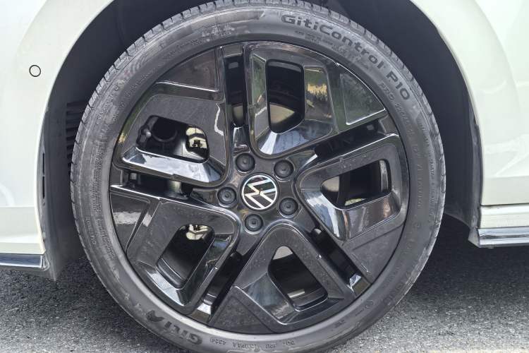 Used Volkswagen Golf 2025 300TSI R-Line Exterior 7