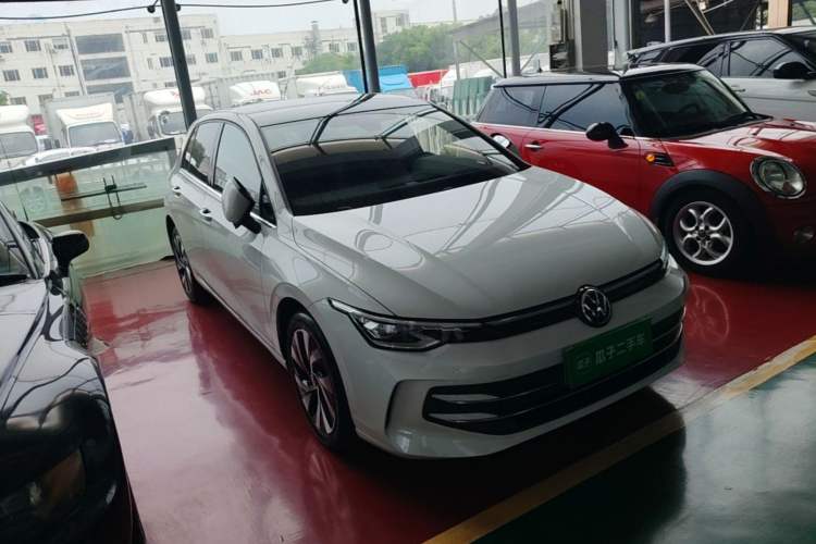 Used Volkswagen Golf 2025 Facelifted 300TSI Pro Front Right 45 Deg