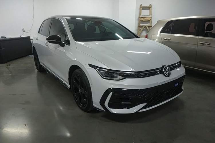 Used Volkswagen Golf 2025 300TSI R-Line Front Right 45 Deg