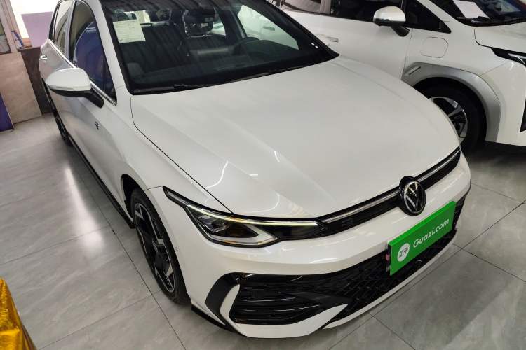 Used Volkswagen Golf 2025 300TSI R-Line Front Right 45 Deg
