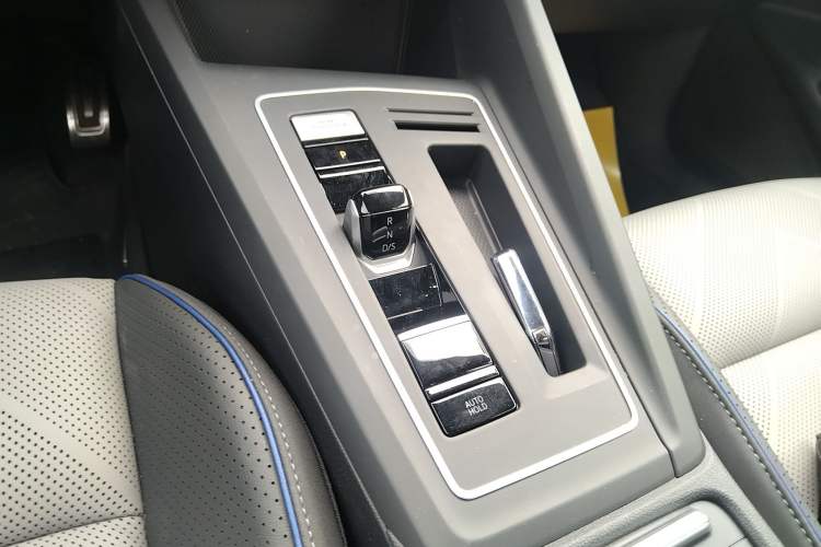 Used Volkswagen Golf 2025 300TSI R-Line Gear Lever