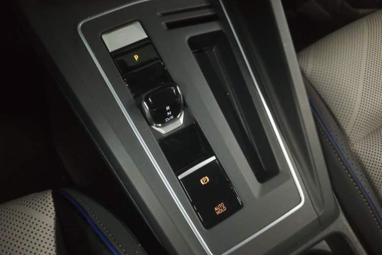 Used Volkswagen Golf 2025 Facelift 300TSI R-Line Gear Lever