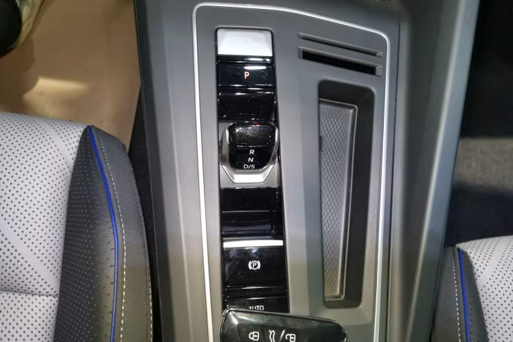 Used Volkswagen Golf 2025 300TSI R-Line Gear Lever