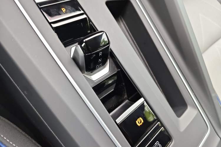 Used Volkswagen Golf 2025 300TSI R-Line Gear Lever