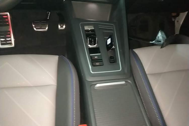 Used Volkswagen Golf 2025 300TSI R-Line Gear Lever