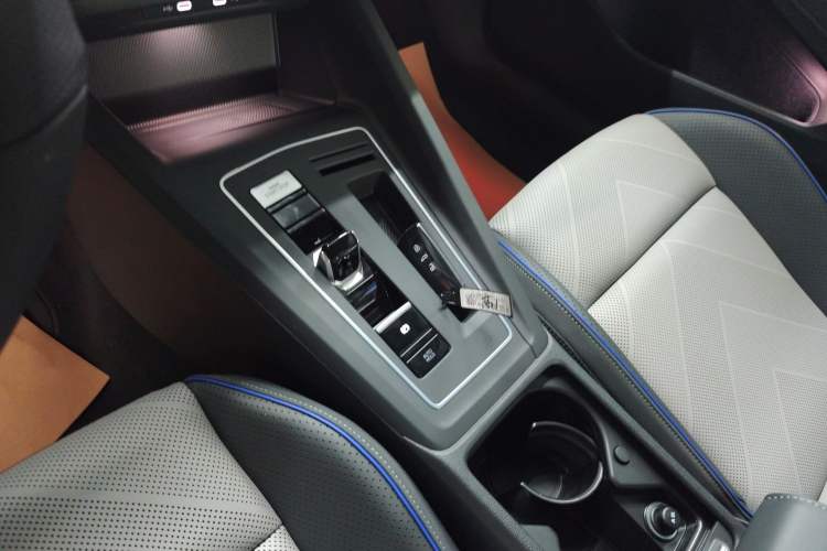 Used Volkswagen Golf 2025 300TSI R-Line Gear Lever