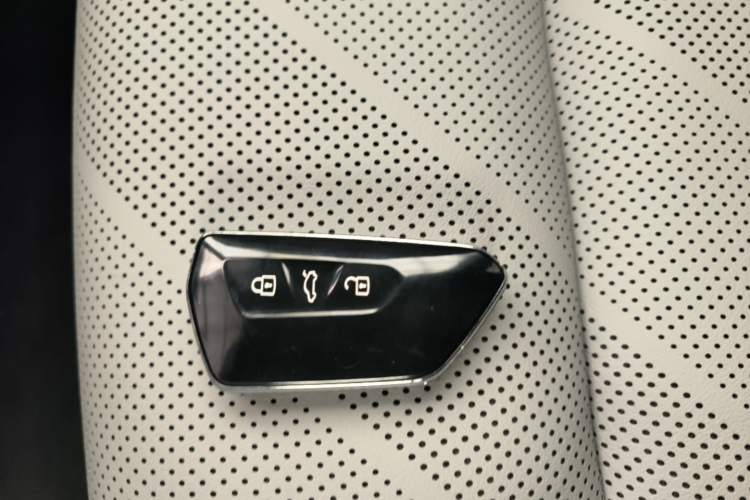 Used Volkswagen Golf 2025 300TSI R-Line Interior 1