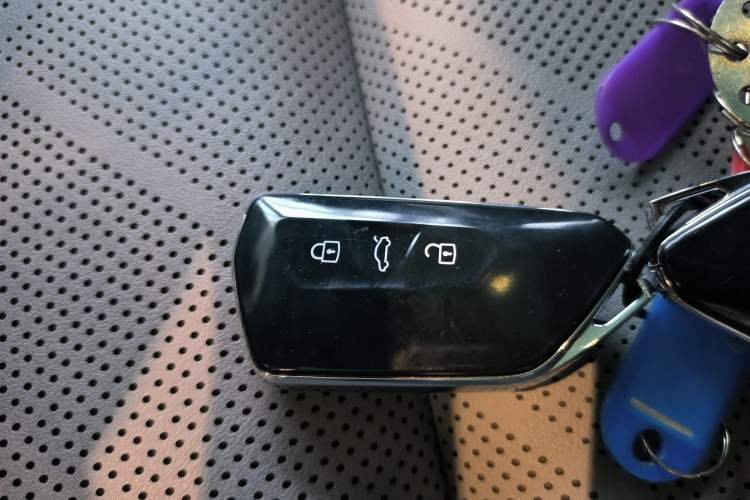 Used Volkswagen Golf 2025 300TSI R-Line Interior 1