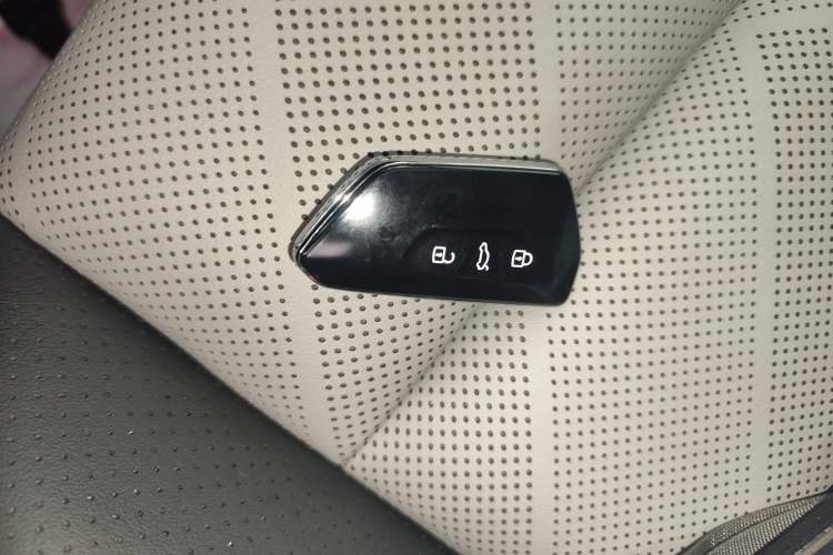 Used Volkswagen Golf 2025 300TSI R-Line Interior 1