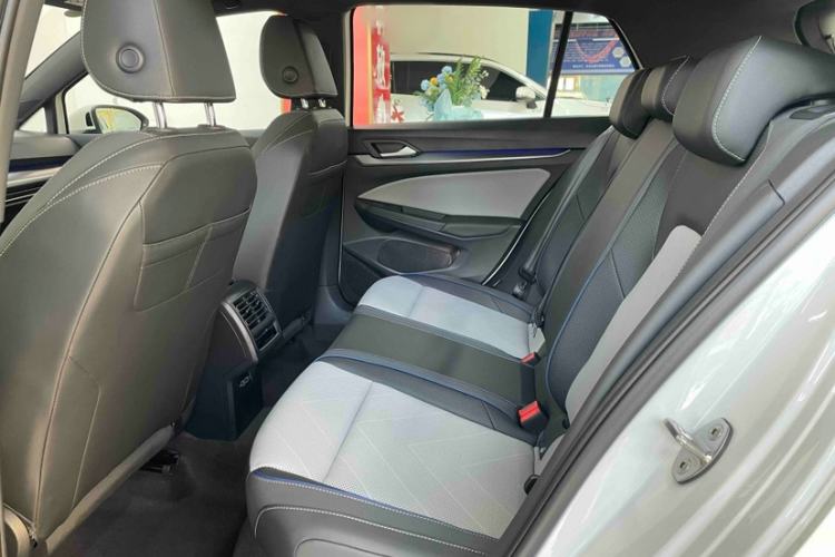 Used Volkswagen Golf 2025 300TSI R-Line Interior 1