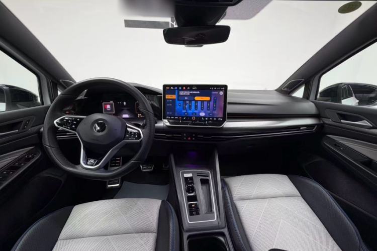 Used Volkswagen Golf 2025 300TSI R-Line Interior 1