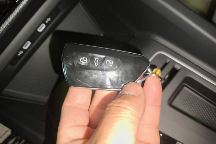 Used Volkswagen Golf 2025 300TSI R-Line Interior 1