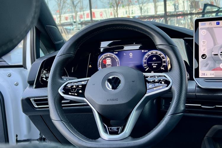 Used Volkswagen Golf 2025 300TSI R-Line Interior 2