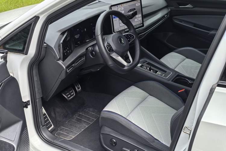 Used Volkswagen Golf 2025 300TSI R-Line Interior 2