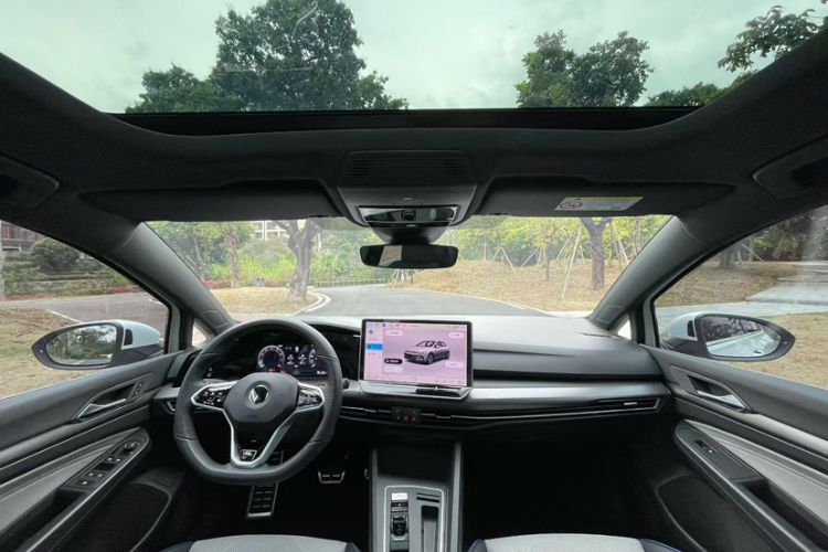 Used Volkswagen Golf 2025 300TSI R-Line Interior 2
