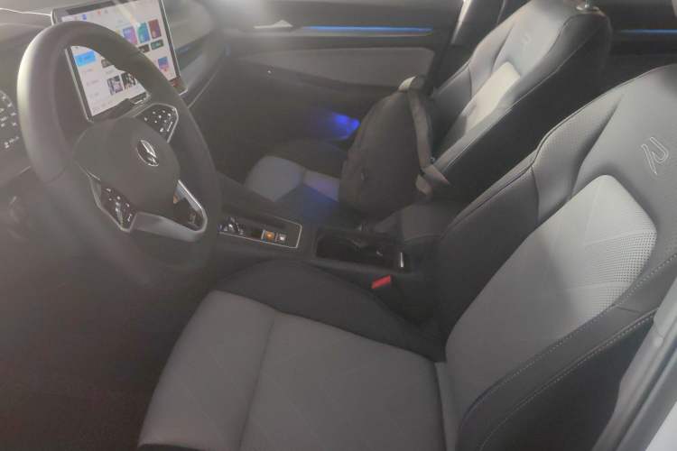 Used Volkswagen Golf 2025 300TSI R-Line Interior 3