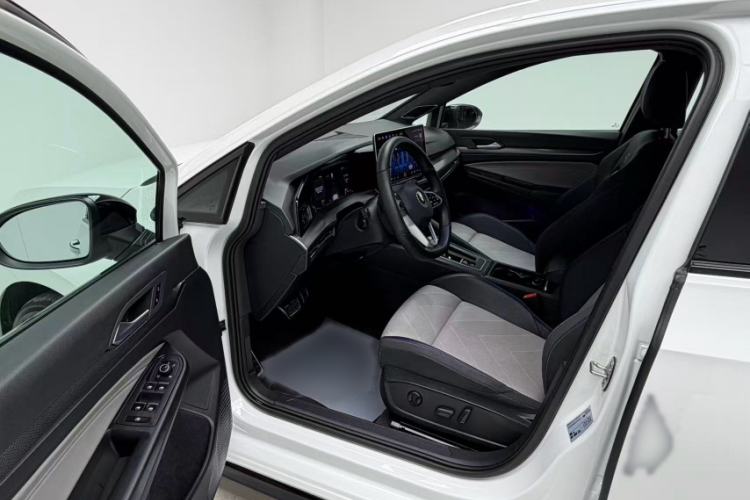 Used Volkswagen Golf 2025 300TSI R-Line Interior 3