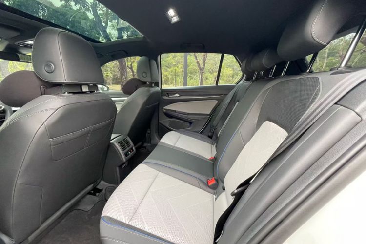 Used Volkswagen Golf 2025 300TSI R-Line Interior 3