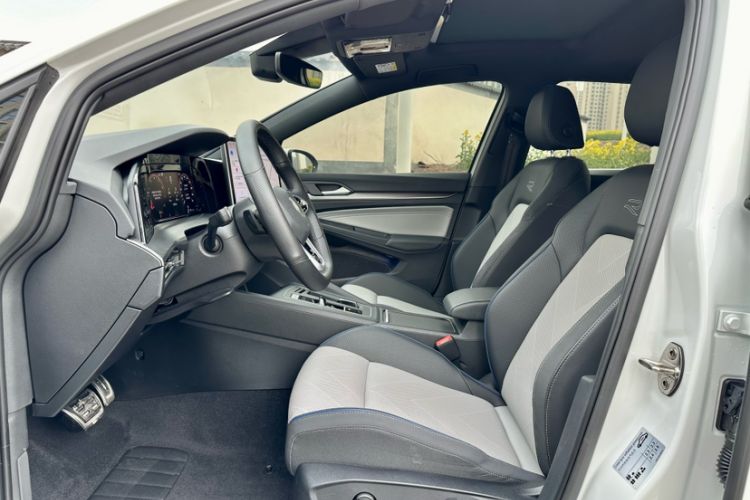Used Volkswagen Golf 2025 300TSI R-Line Interior 4