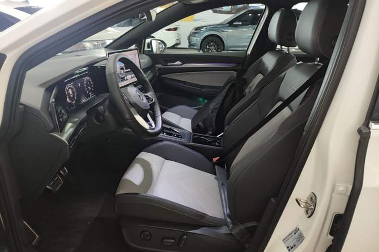 Used Volkswagen Golf 2025 300TSI R-Line Left Front Seat